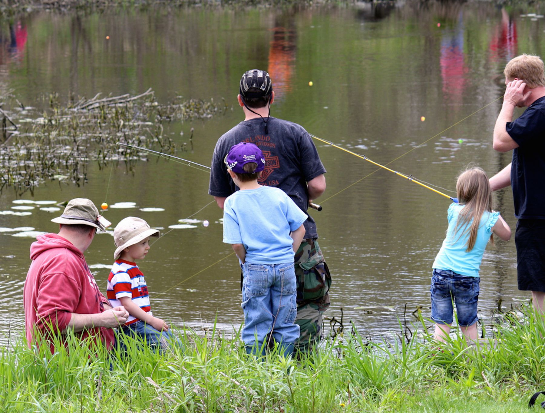 Ловить рыбу в городе. Семья на рыбалке. Дети на рыбалке. Дети ловят рыбу. Дети на рыбалке летом.